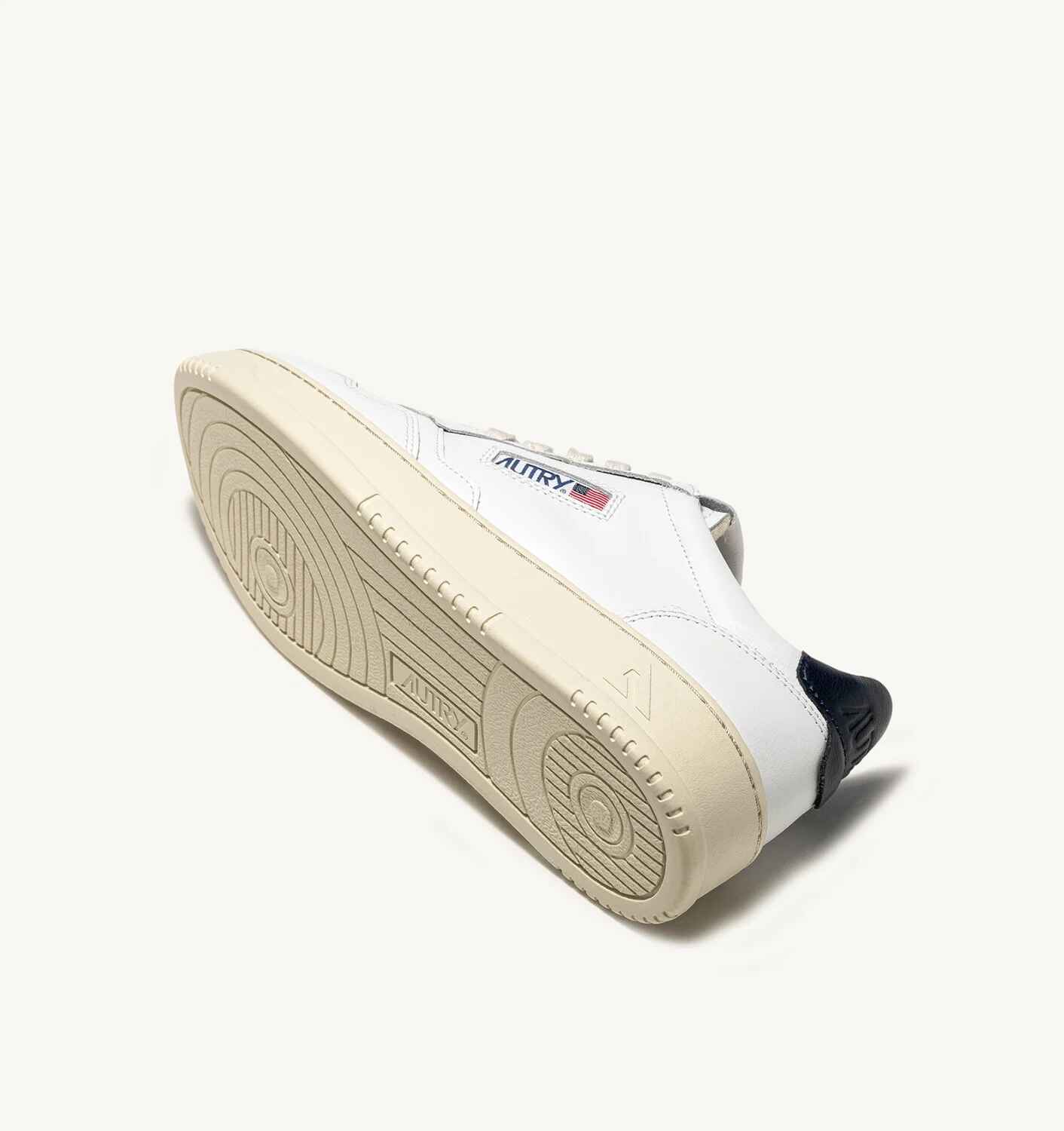 SNEAKERS MEDALIST LOW AUS WEISSEM LEDER MIT SPACE