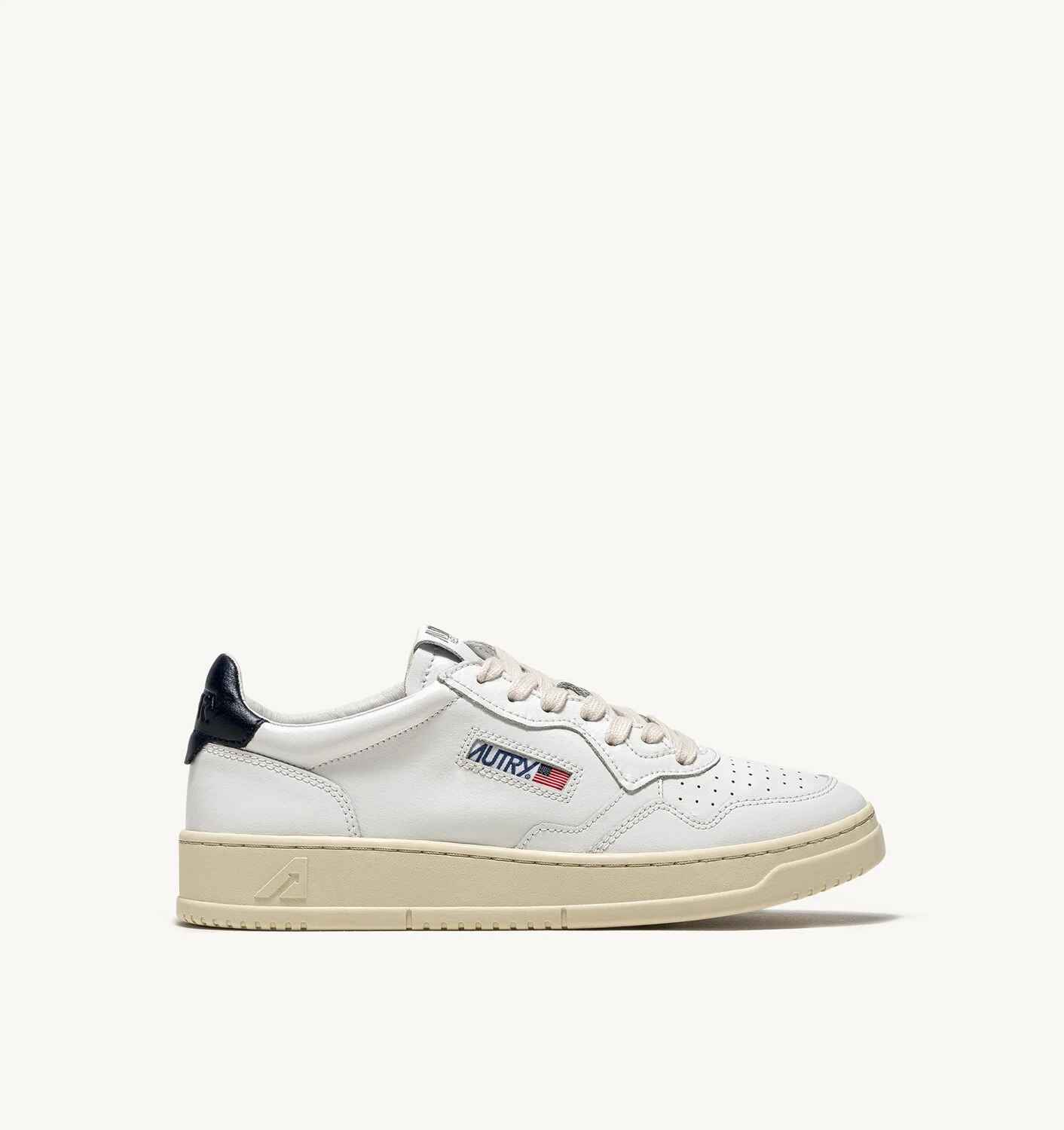 SNEAKERS MEDALIST LOW AUS WEISSEM LEDER MIT SPACE