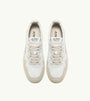 SNEAKERS MEDALIST LOW AUS WEIßEM LEDER UND BEIGEM WILDLEDER