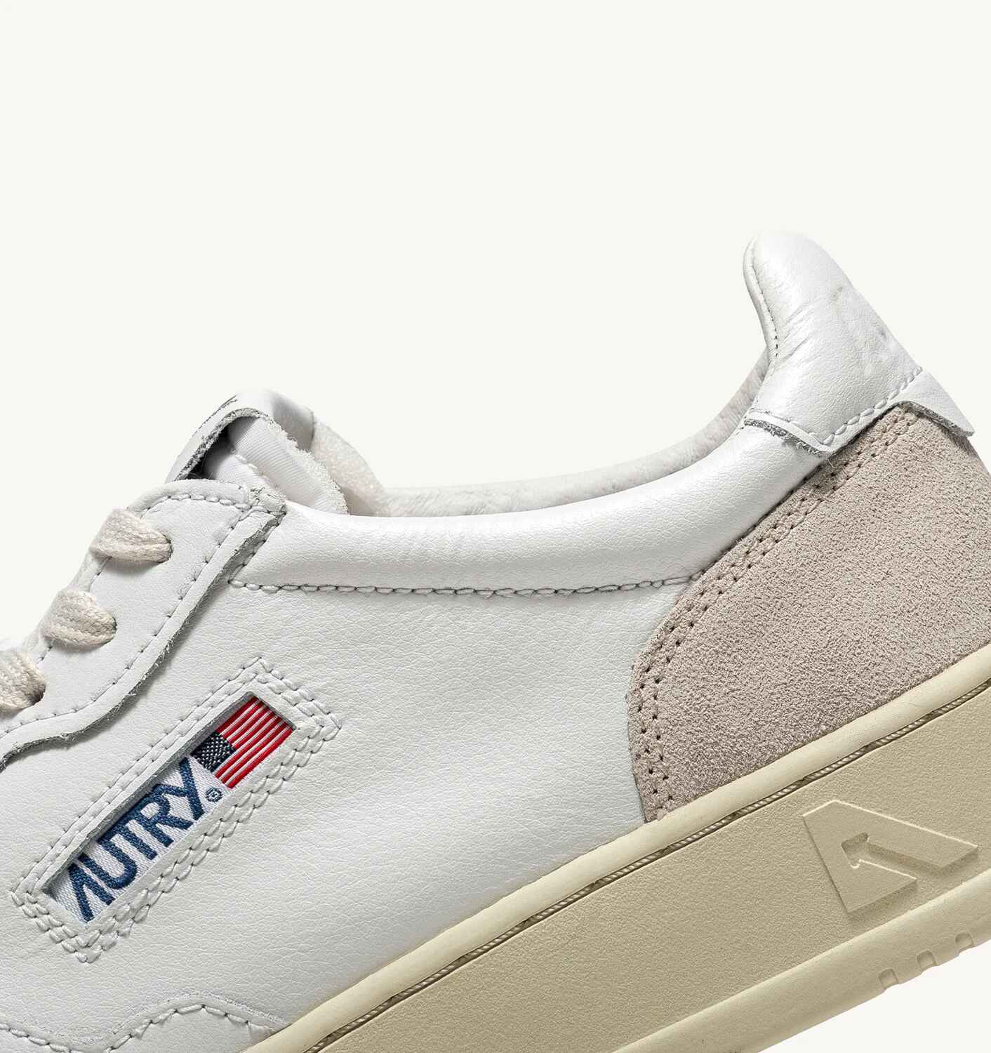 SNEAKERS MEDALIST LOW AUS WEIßEM LEDER UND BEIGEM WILDLEDER