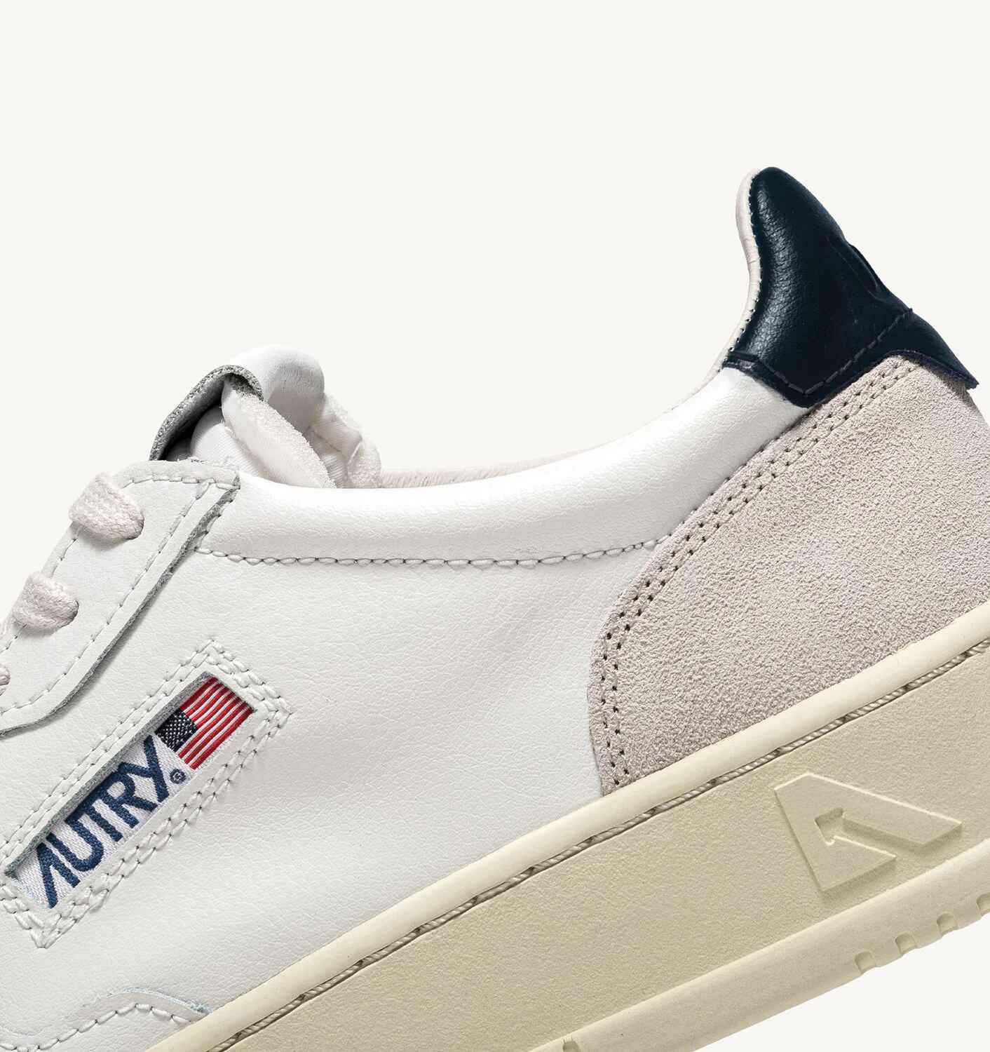 SNEAKERS MEDALIST LOW AUS WEIßEM UND BLAUEM LEDER UND BEIGEM WILDLEDER