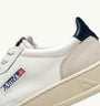SNEAKERS MEDALIST LOW AUS WEIßEM UND BLAUEM LEDER UND BEIGEM WILDLEDER