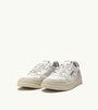 SNEAKERS MEDALIST LOW AUS WEIßEM UND BLAUEM LEDER UND BEIGEM WILDLEDER