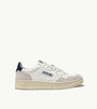 SNEAKERS MEDALIST LOW AUS WEIßEM UND BLAUEM LEDER UND BEIGEM WILDLEDER
