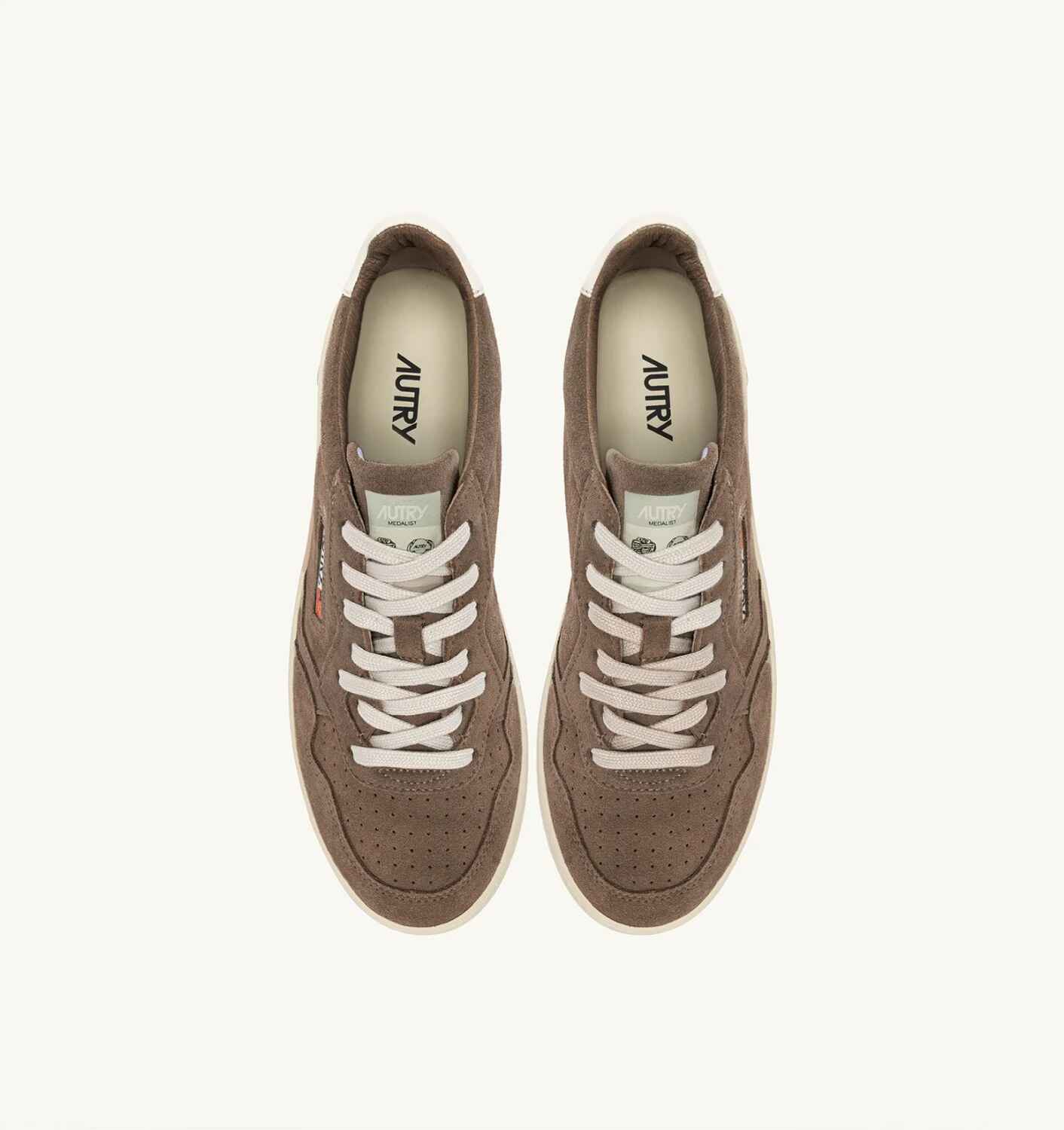 SNEAKERS MEDALIST LOW AUS WILDLEDER IN CIGAR UND WEISS