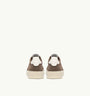 SNEAKERS MEDALIST LOW AUS WILDLEDER IN CIGAR UND WEISS