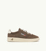 SNEAKERS MEDALIST LOW AUS WILDLEDER IN CIGAR UND WEISS