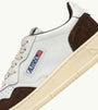 SNEAKERS MEDALIST LOW AUS LEDER IN WEISS UND WILDLEDER IN MOGANO