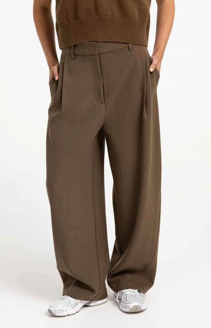 Gewebte Barrel-Leg-Hose mit Zierfalte